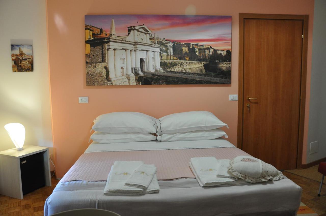 Citywalls Guest House Bergamo Bagian luar foto